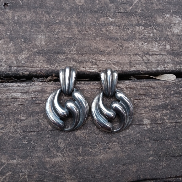 💦Swirl Silver 🌨🌊 Earrings - Picture 3 of 5